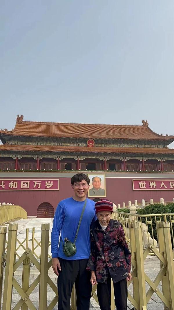 湖南小伙带95岁奶奶去北京看升国旗：想给她留下更多美好的回忆