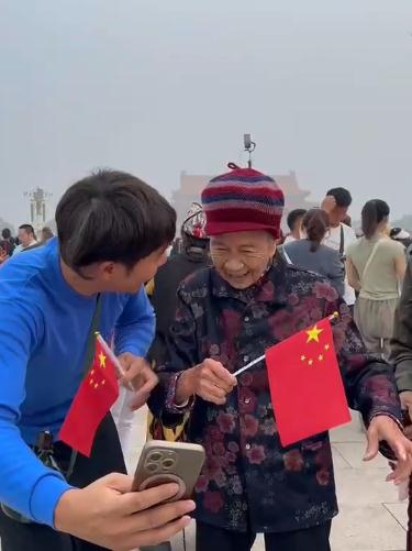 湖南小伙带95岁奶奶去北京看升国旗：想给她留下更多美好的回忆