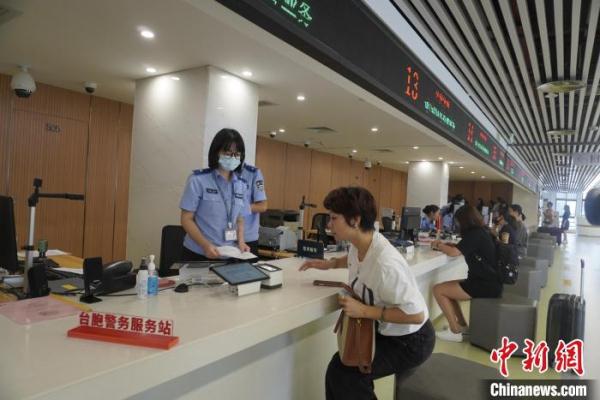 涉台新文件发布后 金门同胞“组团”来厦办居住证 涉台新文件发布后 金门同胞“组团”来厦办居住证