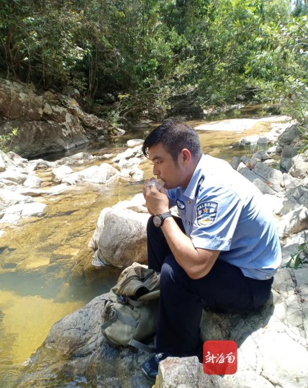 忍受蚂蟥蚊虫侵扰，他深山蹲守6小时抓获盗猎者