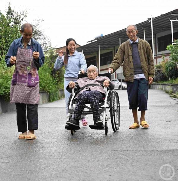 坟头捡来的孙女将112岁奶奶宠成小孩：她养我小，我陪她老