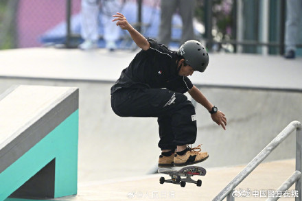 00后小将张杰滑板男子街式摘金