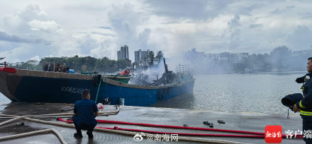 船舱起火！琼海潭门港一艘百吨渔船被烧毁