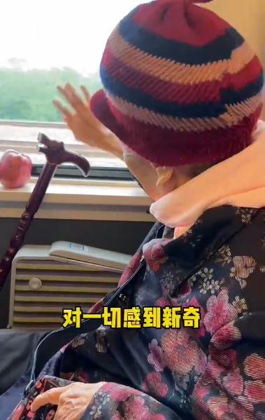 湖南小伙带95岁奶奶去北京看升国旗：想给她留下更多美好的回忆