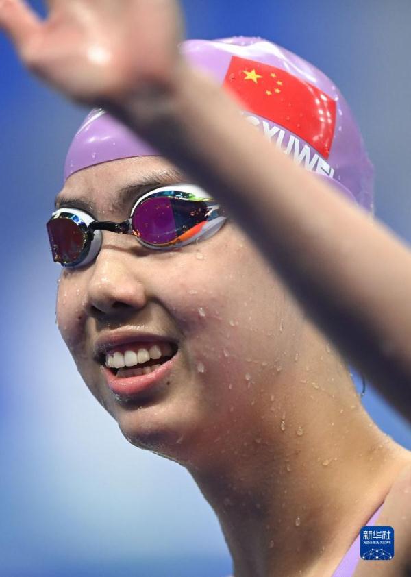 游泳女子200米仰泳决赛中国选手彭旭玮夺冠