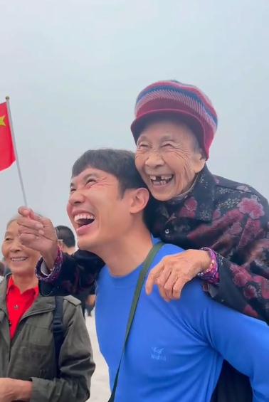 湖南小伙带95岁奶奶去北京看升国旗：想给她留下更多美好的回忆