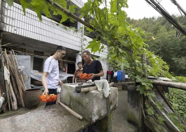 台州有块大石头火了！有人从湖南打“飞的”过来，就为沾沾这家姑娘的喜气……