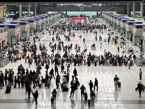 加开临客列车、开行夜间高铁……郑州铁路黄金周运输今日开始 加开临客列车、开行夜间高铁……郑州铁路黄金周运输今日开始