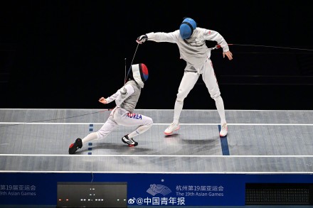 击剑团体赛男花摘银女重夺铜 击剑团体赛男花摘银女重夺铜