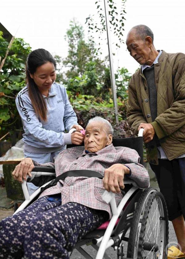 坟头捡来的孙女将112岁奶奶宠成小孩：她养我小，我陪她老