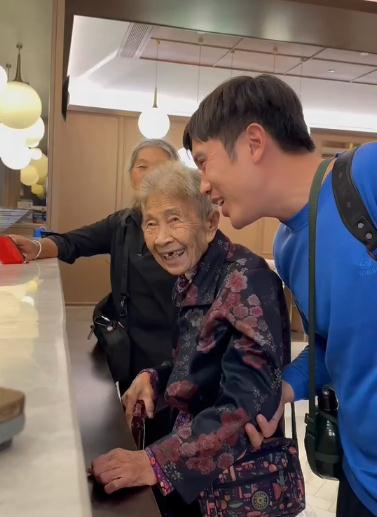湖南小伙带95岁奶奶去北京看升国旗：想给她留下更多美好的回忆