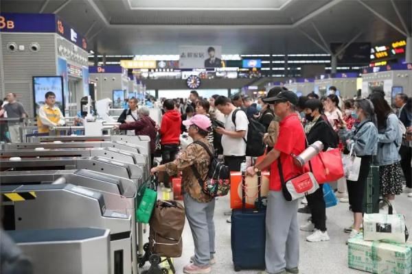 加开临客列车、开行夜间高铁……郑州铁路黄金周运输今日开始 加开临客列车、开行夜间高铁……郑州铁路黄金周运输今日开始