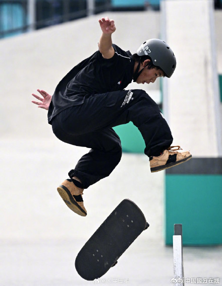 00后小将张杰滑板男子街式摘金