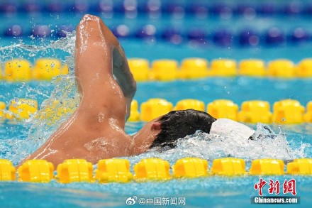 泳帽没有跟上费立纬的速度