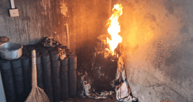 消防救援人员迅速出动接警后一名老人报警称家里煤气罐着火9月19日