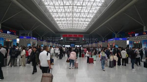 加开临客列车、开行夜间高铁……郑州铁路黄金周运输今日开始 加开临客列车、开行夜间高铁……郑州铁路黄金周运输今日开始