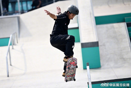 00后小将张杰滑板男子街式摘金