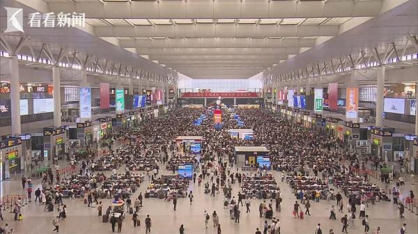 虹桥站“人从众”,通往崇明方向已出现拥堵!出城高峰或将持续至10月1日 虹桥站“人从众”,通往崇明方向已出现拥堵!出城高峰或将持续至10月1日