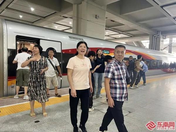28日10时16分，福厦高铁首趟列车抵厦！