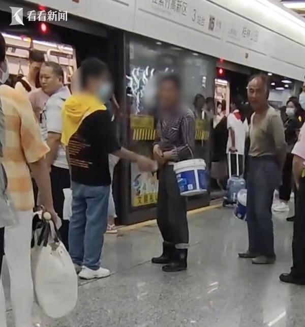 上海地铁站内,乘客席地而坐被呵斥?最新回应→ 上海地铁站内,乘客席地而坐被呵斥?最新回应→