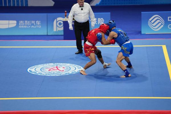 武术散打男子70公斤级决赛 何烽夺得金牌