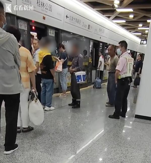 上海地铁站内,乘客席地而坐被呵斥?最新回应→ 上海地铁站内,乘客席地而坐被呵斥?最新回应→