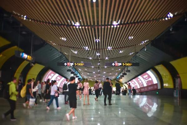 虹桥站“人从众”,通往崇明方向已出现拥堵!出城高峰或将持续至10月1日 虹桥站“人从众”,通往崇明方向已出现拥堵!出城高峰或将持续至10月1日