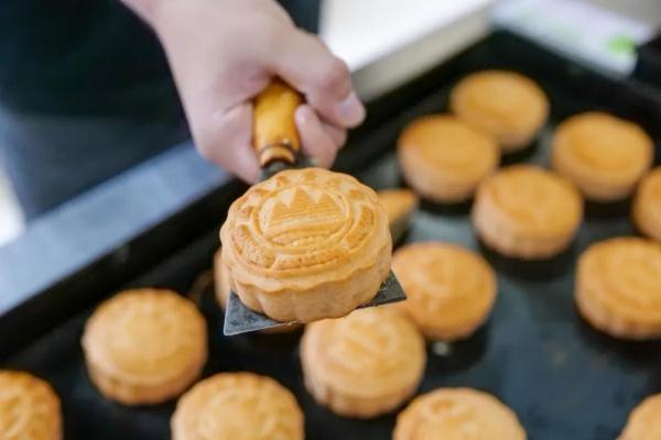 中秋节切超大月饼？！“快告诉我去哪里排队？”