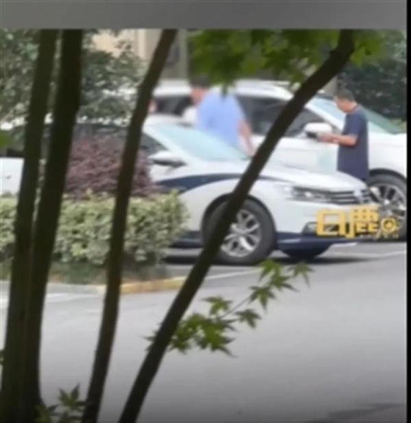 女子家中洗澡被偷拍，凭窗外脚印找到偷拍者