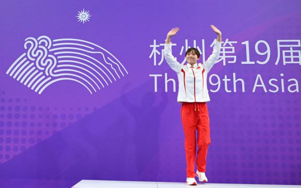杭州亚运会 | 万乐天夺得女子100米仰泳金牌