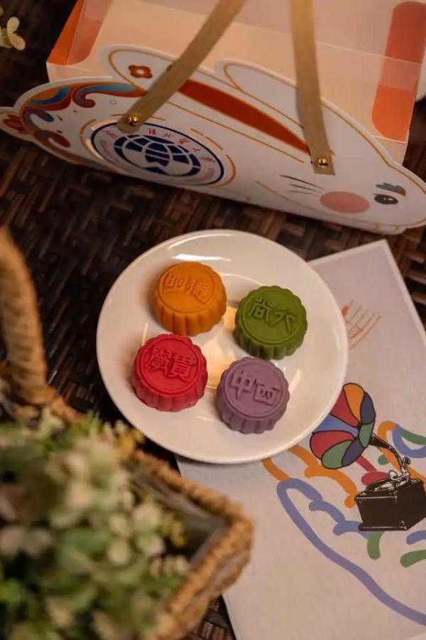 中秋节切超大月饼？！“快告诉我去哪里排队？”