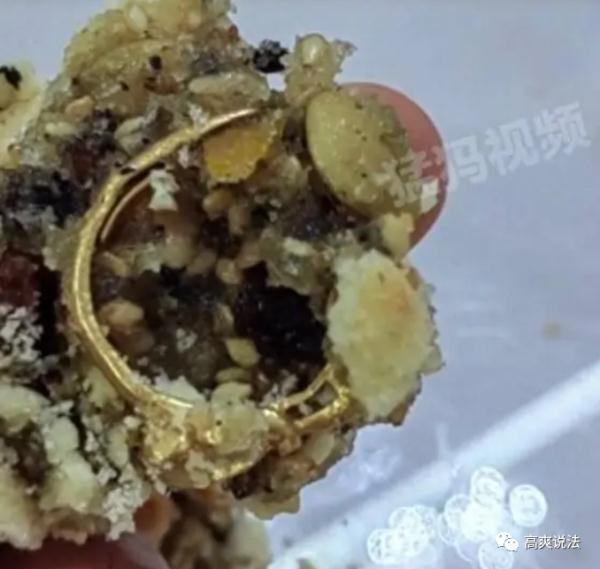 月饼中吃出金戒指！惊喜还是惊吓？