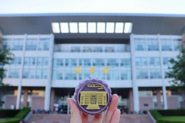 中秋节切超大月饼？！“快告诉我去哪里排队？”