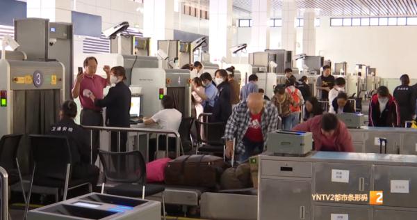 大闸蟹、白酒能带上火车吗?花露水、防晒喷雾限量又是多少?铁路工作人员回复 大闸蟹、白酒能带上火车吗?花露水、防晒喷雾限量又是多少?铁路工作人员回复