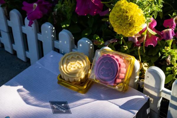 中秋节切超大月饼？！“快告诉我去哪里排队？”