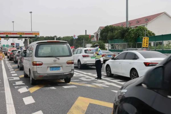 虹桥站“人从众”,通往崇明方向已出现拥堵!出城高峰或将持续至10月1日 虹桥站“人从众”,通往崇明方向已出现拥堵!出城高峰或将持续至10月1日