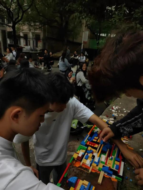 “校园里修墙”的课程作业，超酷！
