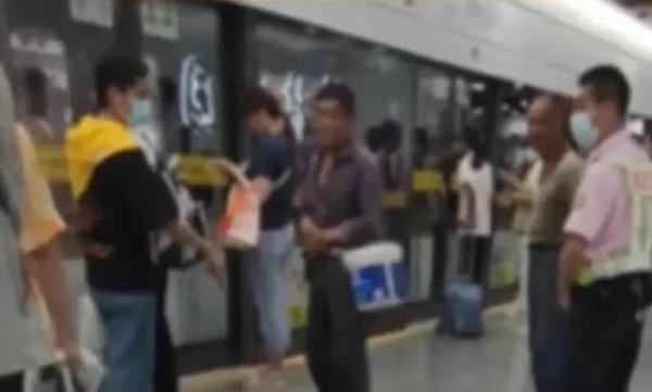 因为席地而坐,上海地铁工作人员呵斥农民工?官方回应→ 因为席地而坐,上海地铁工作人员呵斥农民工?官方回应→