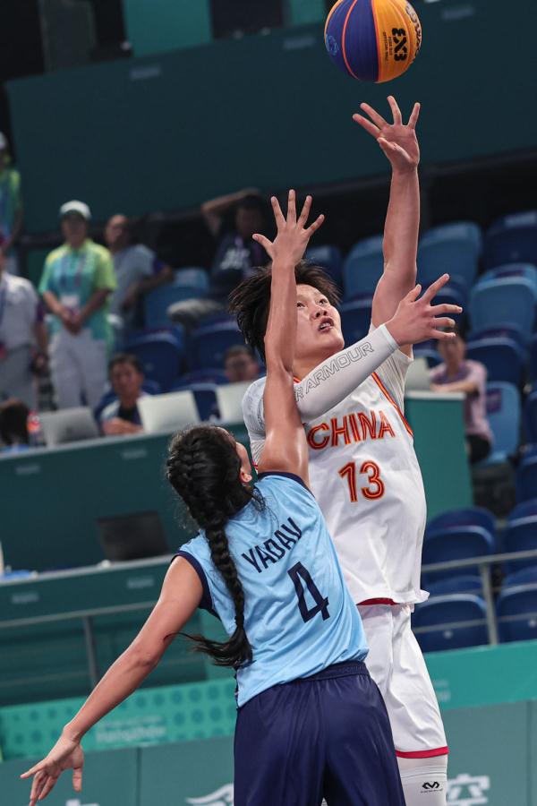 中国队球员王馨雨(右)在比赛中上篮.
