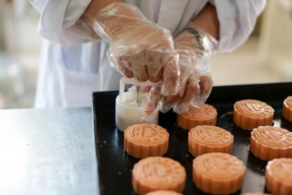 中秋节切超大月饼？！“快告诉我去哪里排队？”