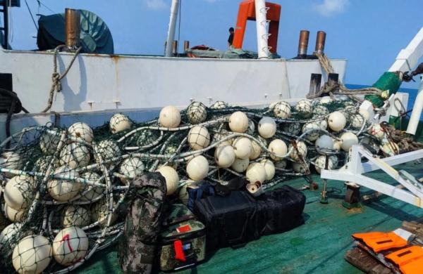 中国海警局新闻发言人就菲律宾公务船非法侵闯黄岩岛发表谈话