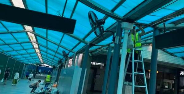 上海有地铁站百米通道装20多台空调？网友：分给宜山路一点