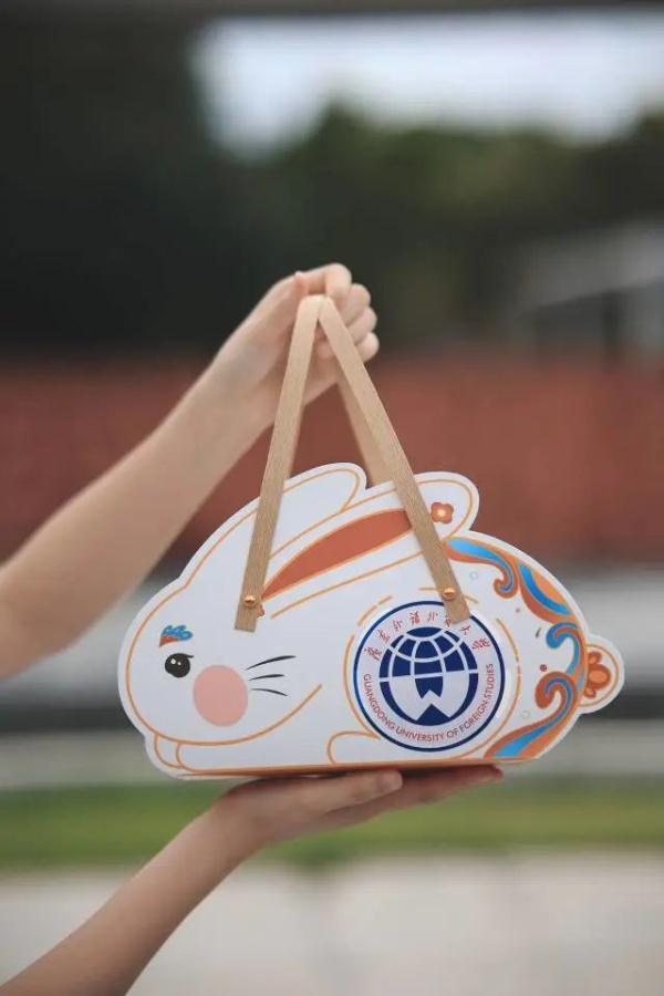 中秋节切超大月饼？！“快告诉我去哪里排队？”