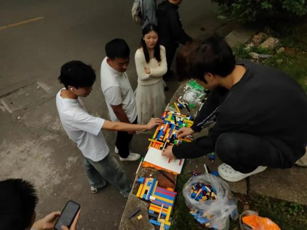“校园里修墙”的课程作业，超酷！