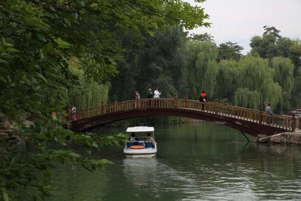 河北承德：避暑山庄美景引游人