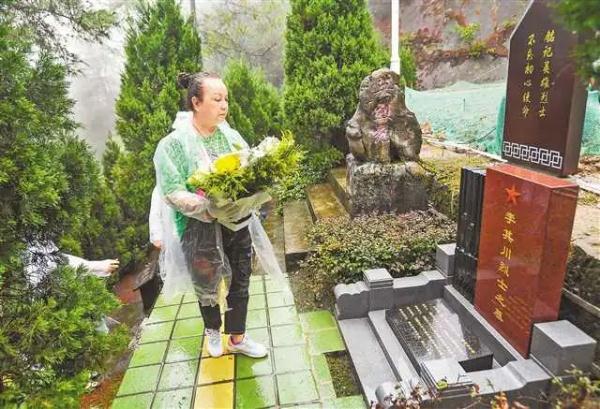 第十个烈士纪念日 | 一场迟到的葬礼——37年前牺牲的李其川烈士入土安葬 第十个烈士纪念日 | 一场迟到的葬礼——37年前牺牲的李其川烈士入土安葬