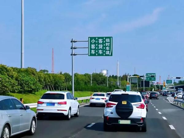 虹桥站“人从众”,通往崇明方向已出现拥堵!出城高峰或将持续至10月1日 虹桥站“人从众”,通往崇明方向已出现拥堵!出城高峰或将持续至10月1日