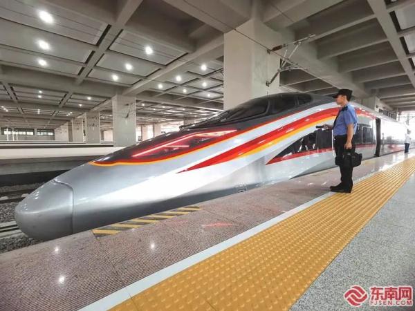 28日10时16分，福厦高铁首趟列车抵厦！