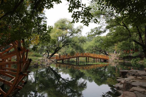 河北承德：避暑山庄美景引游人