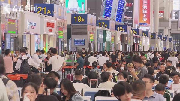 虹桥站“人从众”,通往崇明方向已出现拥堵!出城高峰或将持续至10月1日 虹桥站“人从众”,通往崇明方向已出现拥堵!出城高峰或将持续至10月1日